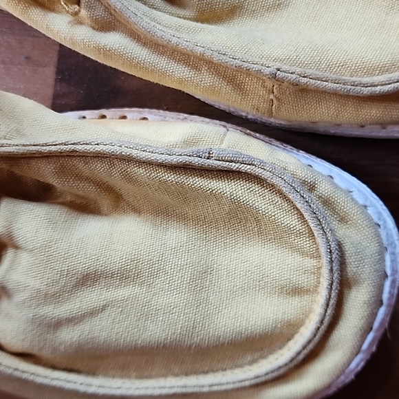 Hey dude Womens Size 6 Yellow Shoes - Picture 7 of 8